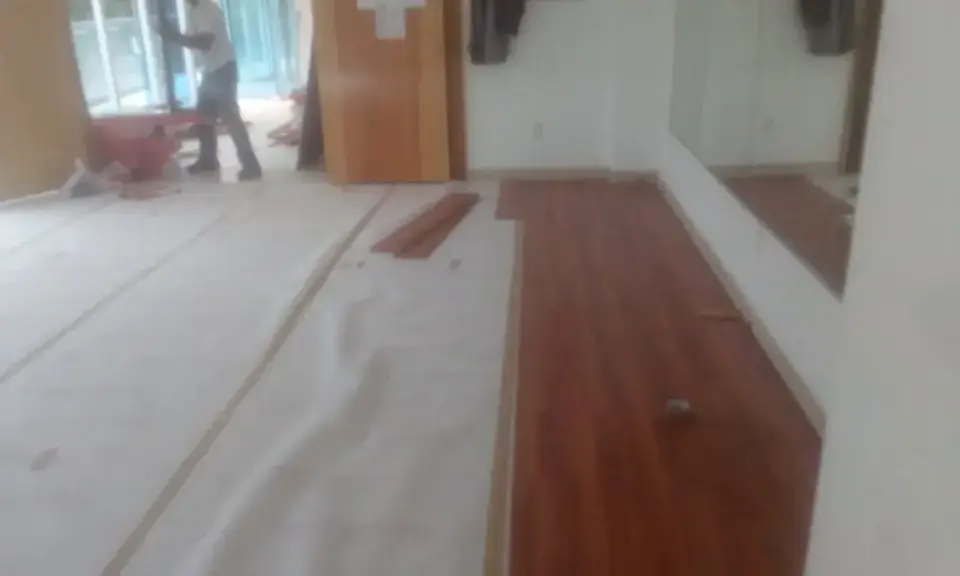 Instalación de Piso laminado color nogal en casa moderna.