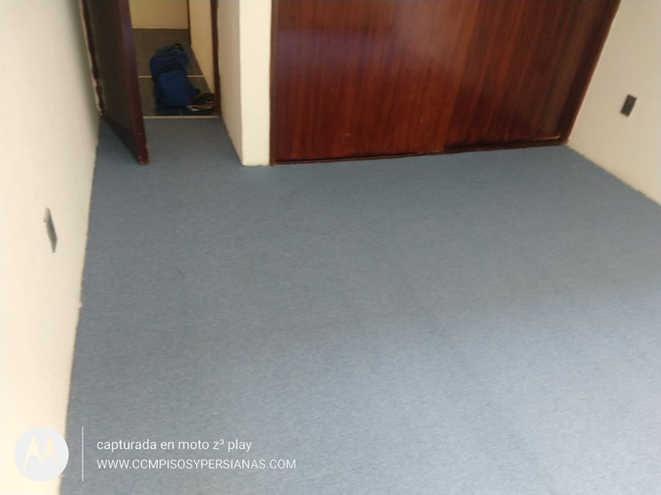 INSTALACION DE ALFOMBRA  TRAFFIC TONO GRIS USO RUDO