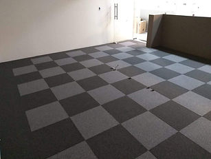 Alfombra modular de gran formato 61x61 cm ideal para tráfico pesado y plantas libres