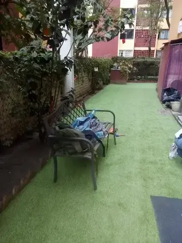 Instalación de pasto sintético para jardines elegantes.