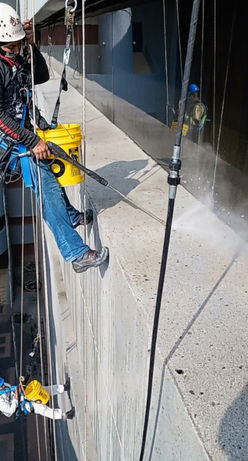 Sellado de ventanas y juntas constructivas con poliuretano en edificio de altura