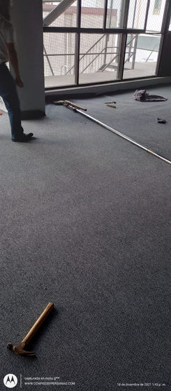 Trabajo de  instalación alfombra de  uso  rudo