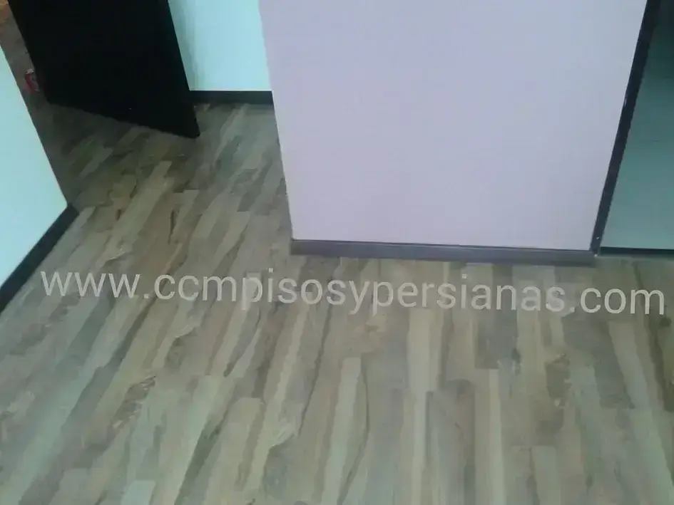 Piso laminado nogal tizino d.f con zoclo plano chocolate