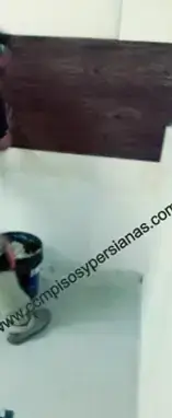 Instalando piso vinílico tipo duela en muro