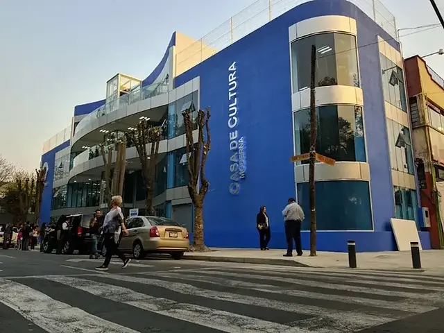 Instalación de Piso laminado color nogal en casa de cultura la moderna.