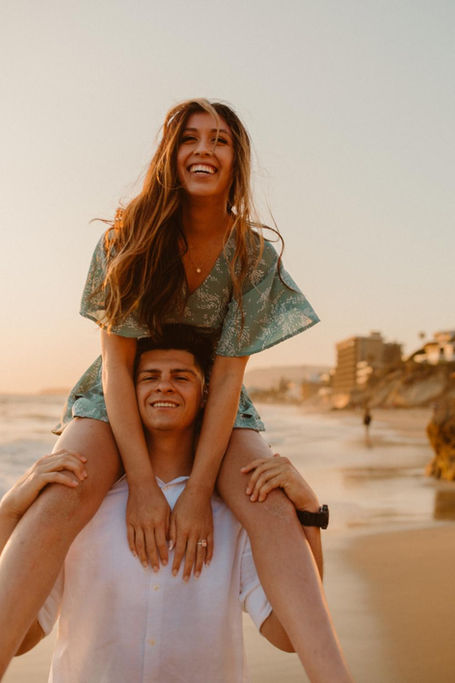 Laguna-Beach-Engagment-Photos,-Engagement-Photo-Outfit-Inspo,-Travel-Engagement-Photograph