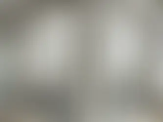 Moderne Trockenbau-Trennwand in einem Büro, die Arbeitsbereiche elegant und funktional unterteilt.