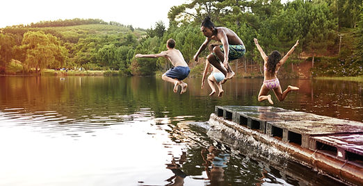 Saut dans le enfants Lac