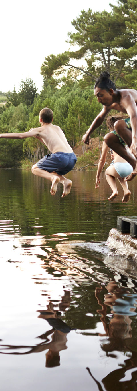 Kinder springen in den See