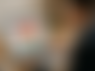 profissional analisando funil de vendas no notebook com ícones de leads e conversão