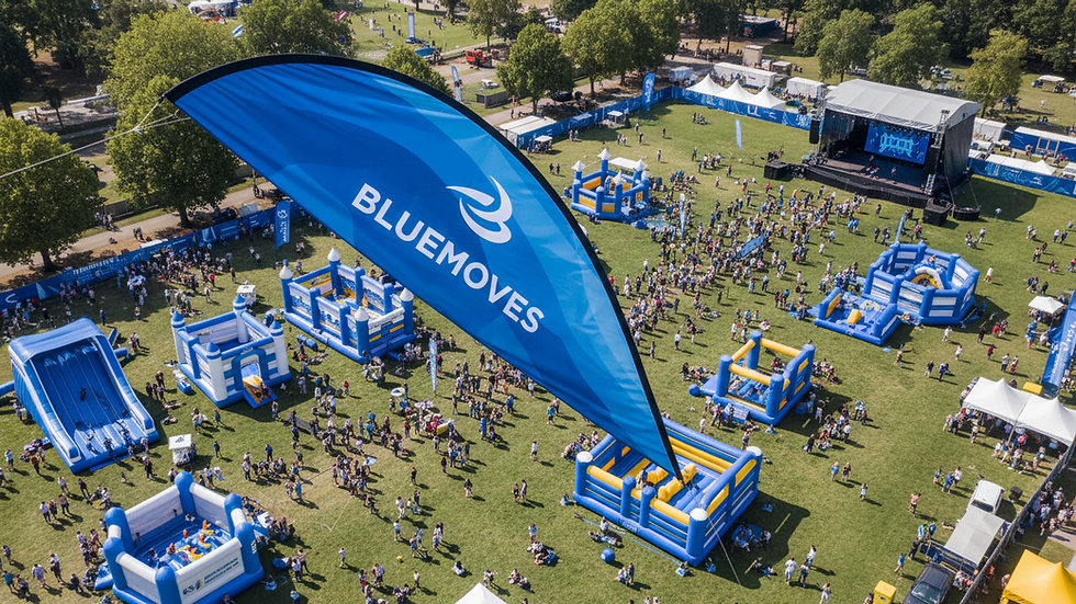 Vista aérea de un fly banner volando sobre un evento al aire libre