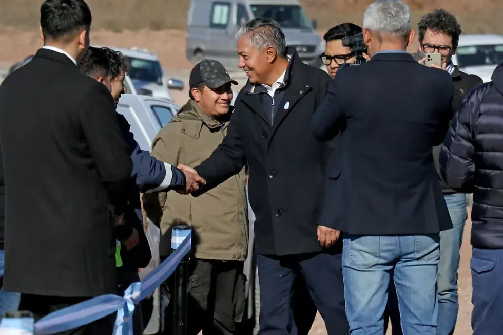 Rolando Figueroa saluda a vecinos en la inauguración del bypass.