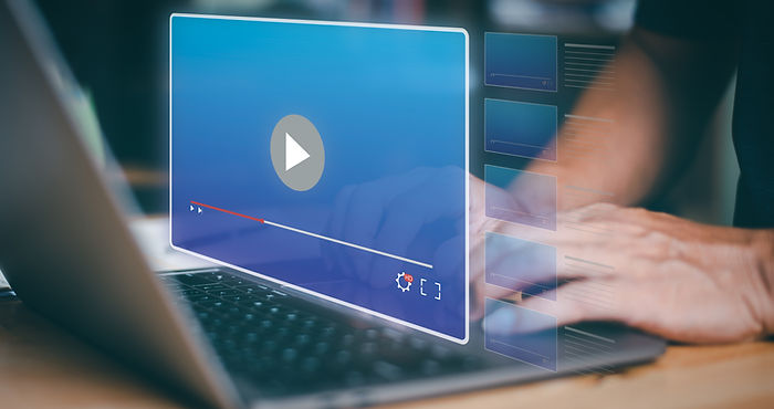 uma pessoa digitando em um teclado de computador.jpeg