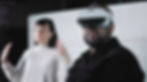 En person som håller i en utbildning och en vårdassistent som använder Virtual Reality