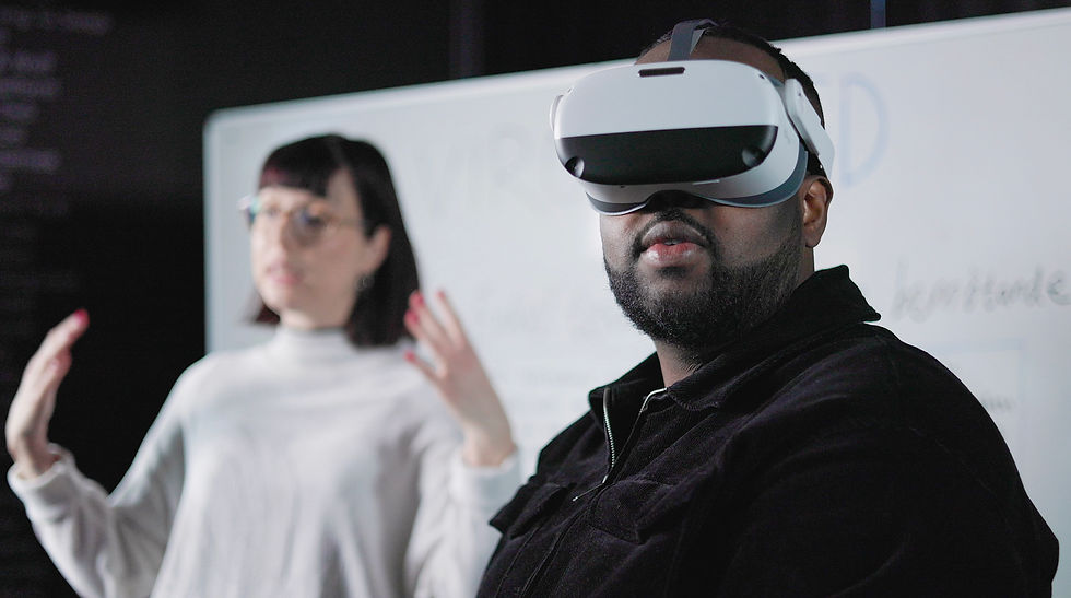 En person som håller i en utbildning och en vårdassistent som använder Virtual Reality