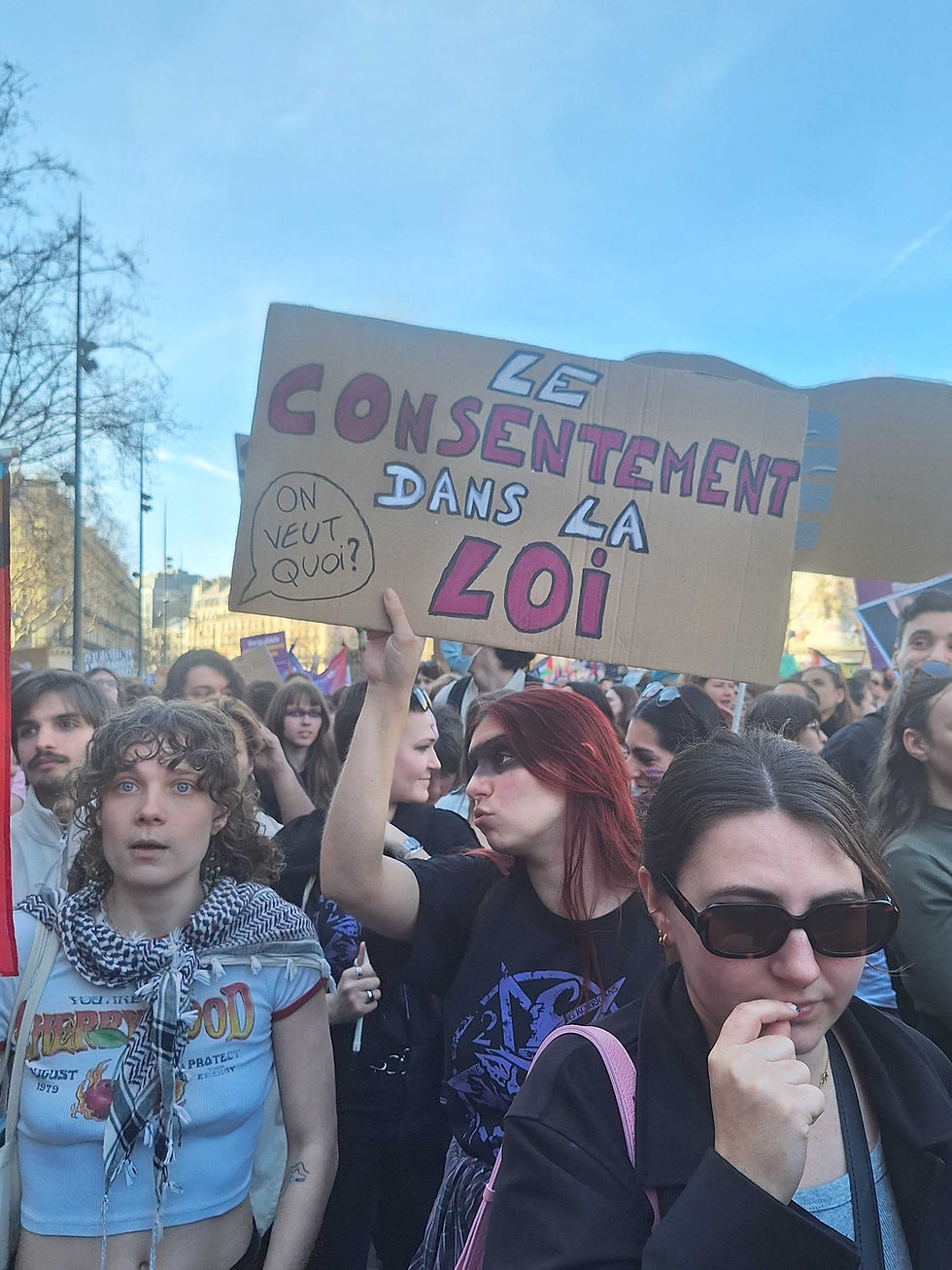 Pancarte "Le consentement dans la loi" lors de la manifestation du 08 mars 2025 à l'occasion de la journée internationale des droits des femmes