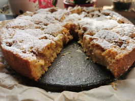 הכי מהירה וקלה להכנה עוגת תפוחים מהטעימות שיש - אצל ברכה במטבח