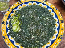 מתכון מומלץ מרק מלוחיה תבשיל מצרי פשוט וטעים - נועם זיגדון מארחת את גולנאר