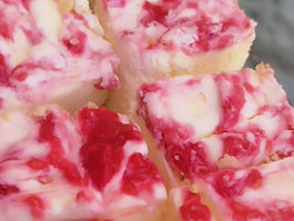 מתכון קליל ומרענן קוביות עוגת גבינה קרה וריבת פטל בטעם חלומי - ליטל אשואל