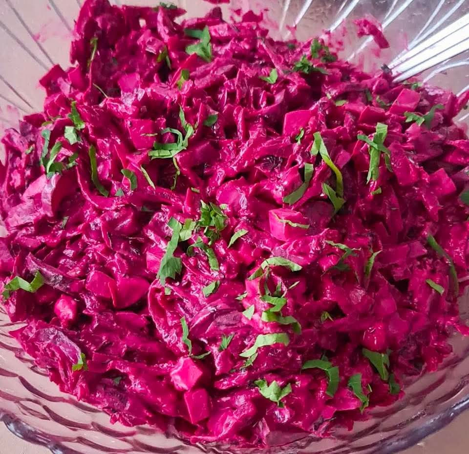 כזה עוד לא אכלתם סלט כרוב סגול וסלק עם מיונז וכוסברה תוספת מרעננת בכל ארוחה - מתכונים מהרשת