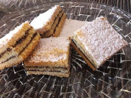 טעימות וממכרות חיתוכיות פריכות ונימוחות במילוי קפה חובה ליד הקפה - גולדי מטעמים