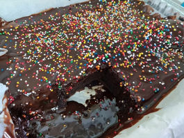 אין טעימה ומהירה ממנה עוגת שוקולד רכה וממכרת בטעם ילדות - שיר אמיר