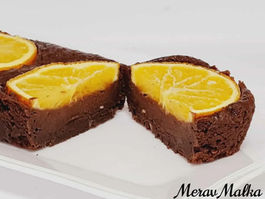 אין קלה וטעימה ממנה עוגת בראוניז ותפוזים שלא מפסיקים ליישר - מירב מלכה