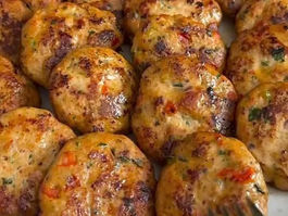 מתכון אליפות קציצות חזה עוף פיקנטיות עם כוסברה, פטרוזיליה וסחוג אדום - מתכונים מהרשת