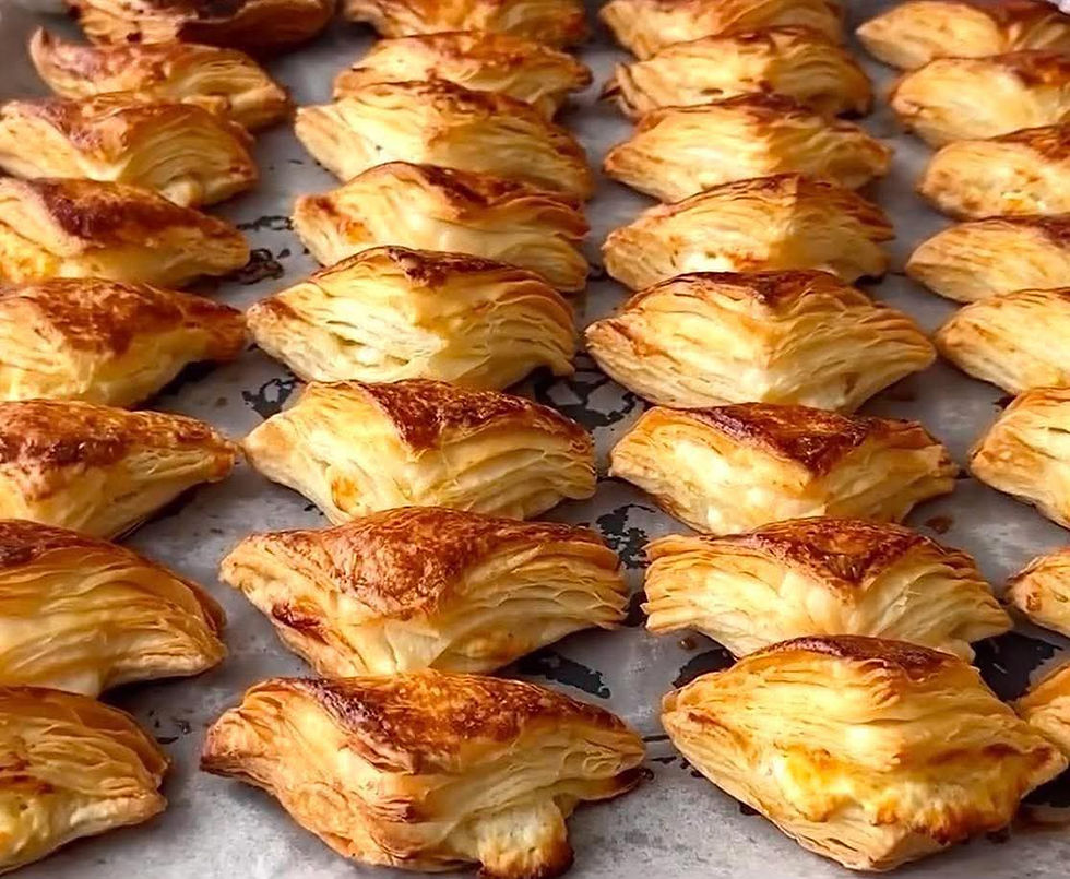 מתכון מומלץ בורקס גבינה משולשים כמו במאפיות, אפוי בבית ויוצא חלומי - מתכונים מהרשת