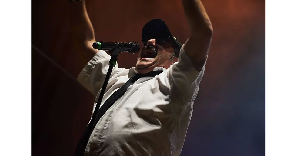 Pingüino, vocalista de Los Calzones en su presentación en Manizales Grita 2025