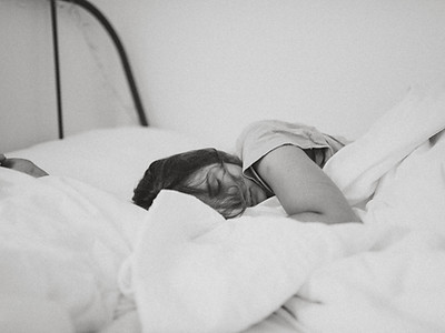 Frau im Bett