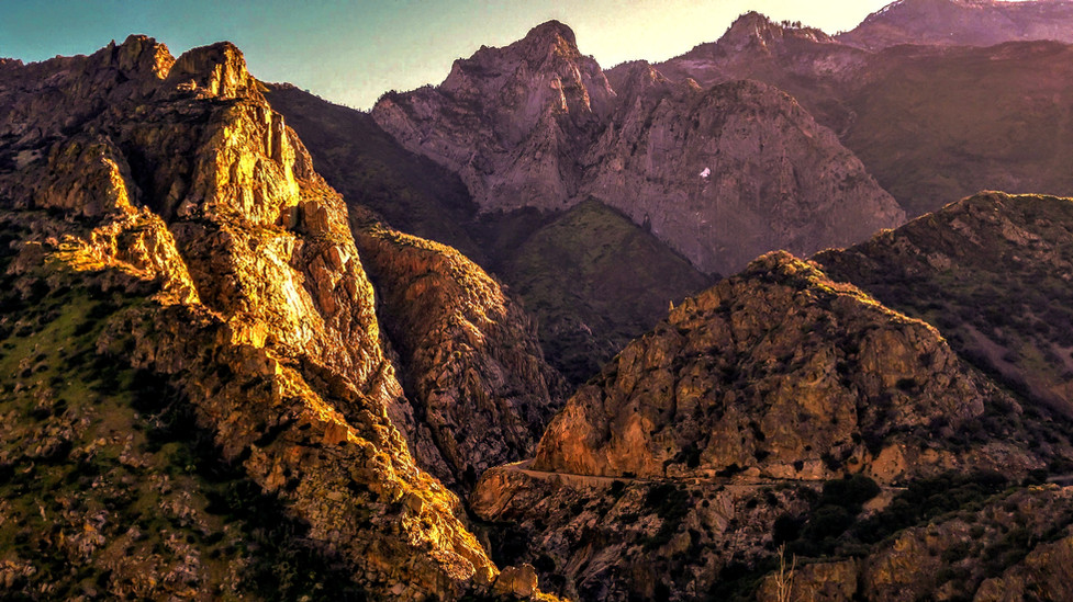 At Junction View  you can witness the deepest canyon in North America where Spanish Mountain towers over the Kings River. 

The world's largest trees are Giant Sequoias. See them at Sequoia, Kings Canyon, and Yosemite National Parks. Stay at Gena's Sierra Inn and see all three parks in three days.