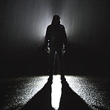 Debout sous la pluie