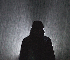 Debout sous la pluie