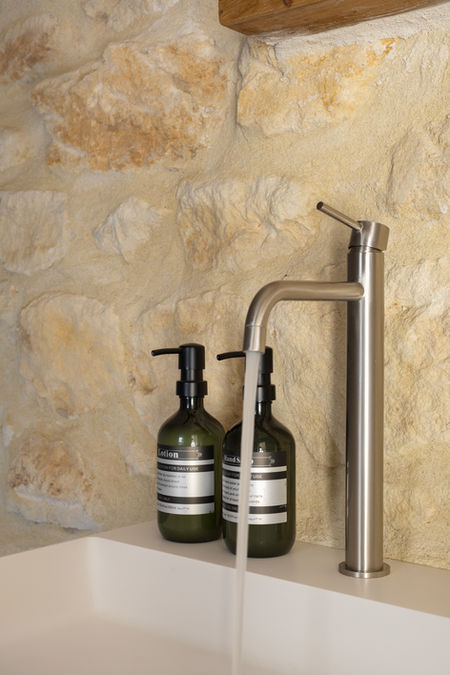 Oud & nieuw verenigd in deze moderne badkamer