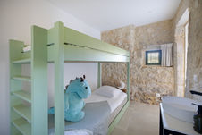 Stapelbed met knuffel voor de kinderen