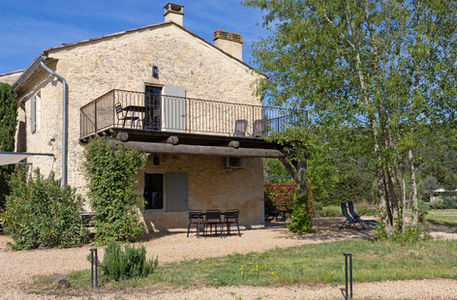 Gite in zuid frankrijk met ruim terras en balkon