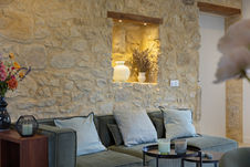 Luxe gite met comfortabele bank en strak design