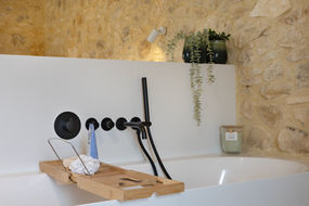 Moderne badkamer met bad in gite provence zuid frankrijk
