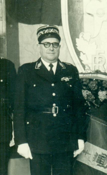 Fig 17: Eugène Le Faou en mai 1945 en tenue d'apparat de commissaire de police.