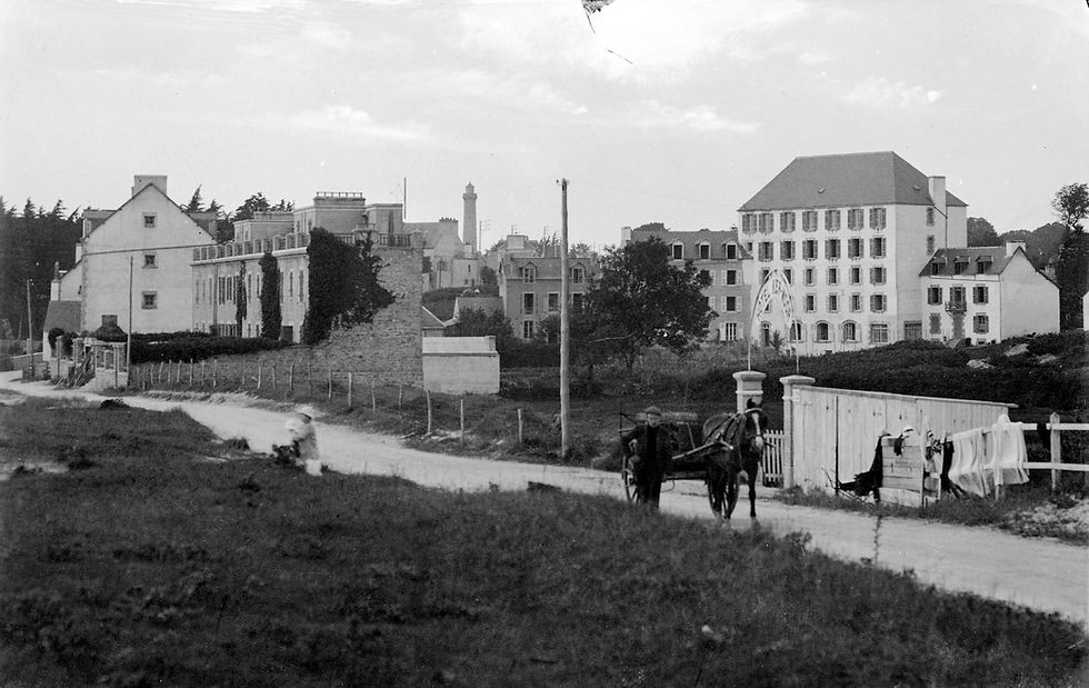 Fig 12 : A gauche le pignon de l'hôtel Belle Vue puis la très particulière et peu esthétique "maison Bodolec" avec son toit terrasse. En arrière-plan les bâtiments de l'hôtel de la plage.