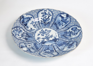D: 33 cm
A large plate with typical Kraak pattern made for the export market during the «transition-period» or late Ming Dynasty.