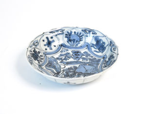 A typically designed bowl from the Wanli period. Rectangular fields decorated with bamboo and flowers in blue underglaze. In the center of the bowl a small bird. Animal motifs are also typical of the Wanli period.