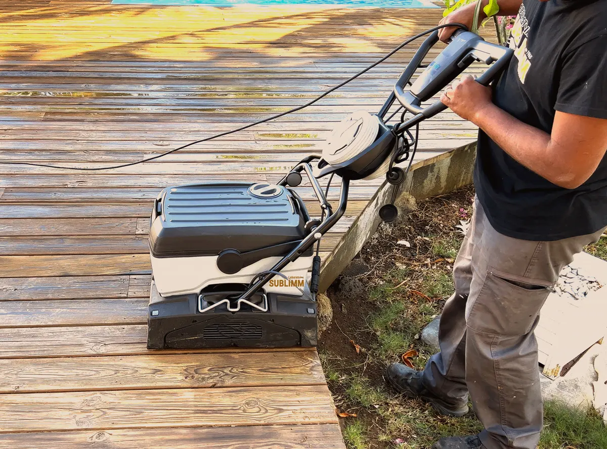 Technicien spécialisé pour le décapage d'une terrasse en bois