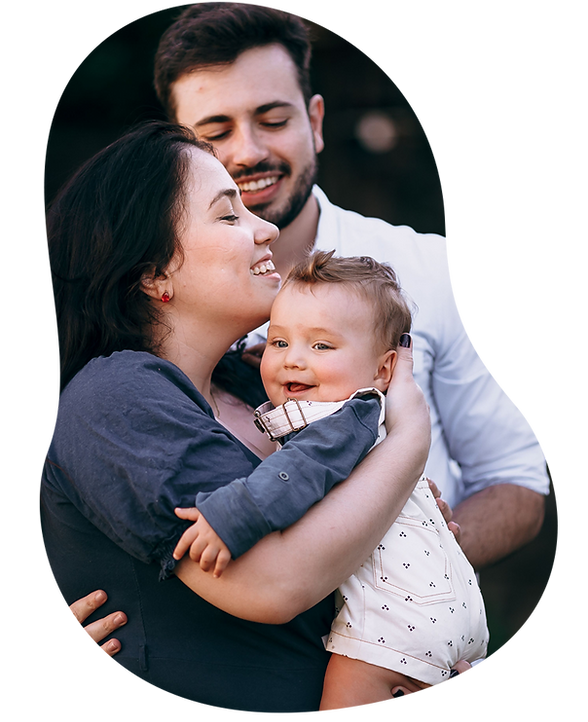 Família, pai e mãe carregando um bebê