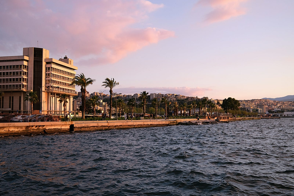 Izmir Kordon (Photo by Oleksandr Korenivskyi on Unsplash)