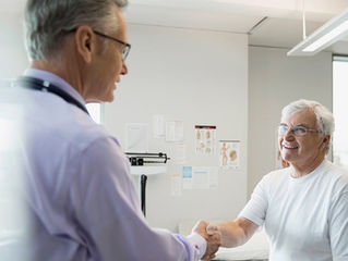 ¿Cuál debe ser el número máximo de pacientes que debe atender un médico en un día?