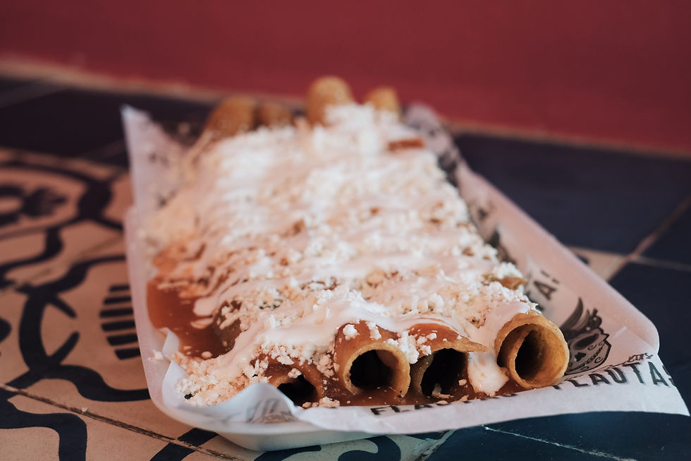 Nuestras flautas de 23 cms. con tu relleno favorito y las salsas que más te gusten, preparadas al momento y coronadas con crema y queso.