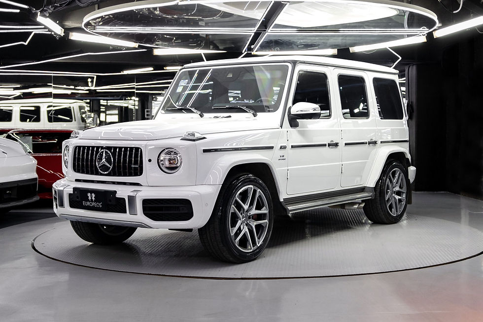 Vista lateral del Mercedes Benz G 63 blindada en un entorno urbano