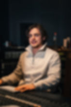 Portrait d’un jeune ingénieur du son aux Linster Studios, Rob van Langenhove, capturé pendant une session de mixage en régie.